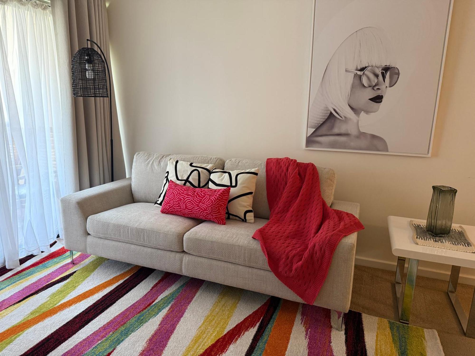 302 Wonderful Waldorf Poolgym Apartment